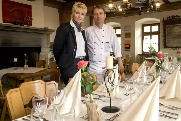 Dieses Bild von Steffi und Peter Emrich entstand im März 2016, unmittelbar vor ihrem 25. Jubiläum als Pächter des Burgrestaurant