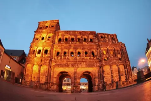 Die Porta Nigra, das Wahrzeichen der Stadt Trier, wurde vor rund 1850 Jahren gebaut. Damals war es nur eines von vier Stadttoren