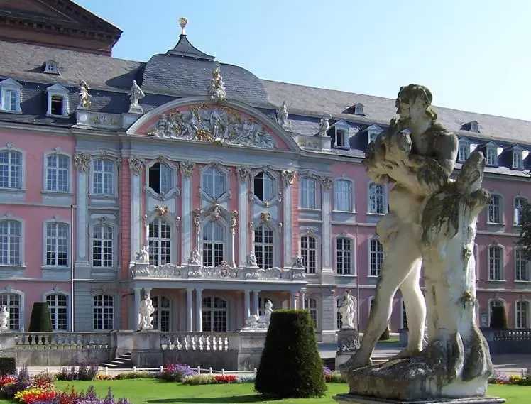 Der Palastgarten des Kurfürstlichen Palais – ebenfalls in Trier – ist seit Beginn des 20. Jahrhunderts ein öffentlicher Park.
