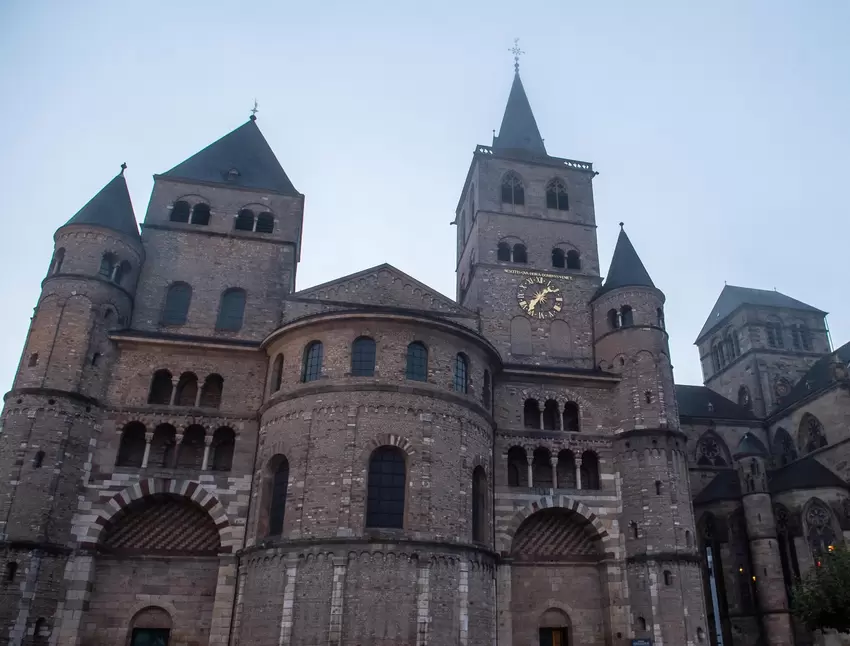 Des Weiteren kann man in Trier den Dom bewundern. Das Denkmal ist die älteste Bischofskirche Deutschlands.