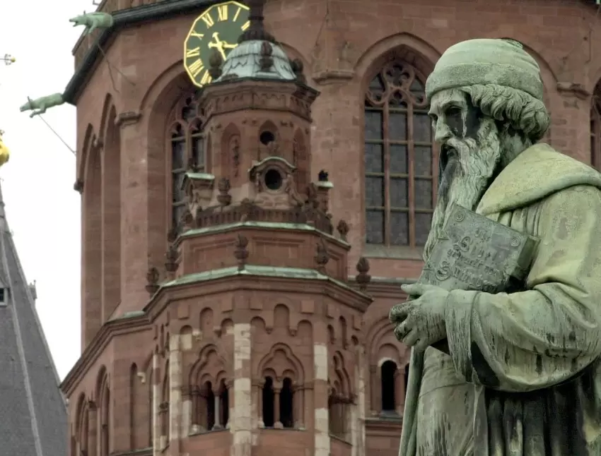 Hier zu sehen: das Gutenberg-Denkmal vor dem Mainzer Dom. Johannes Gutenberg hatte Mitte des 14. Jahrhunderts den Buchdruck in b