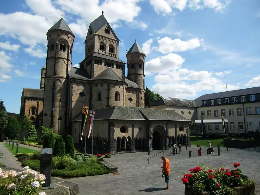 1093 gegründet: Das Kloster Maria Laach. Die hochmittelalterliche Anlage liegt an der Südwestseite des Laacher Sees.