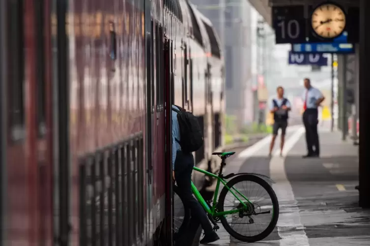 Immer mehr Menschen nutzen die Bahn auch, um ihr Rad mitzunehmen – wie dieser Mann am Frankfurter Hauptbahnhof.