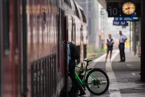 Immer mehr Menschen nutzen die Bahn auch, um ihr Rad mitzunehmen – wie dieser Mann am Frankfurter Hauptbahnhof.