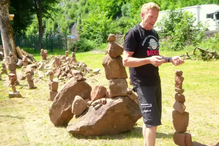  Geduldsprobe: Wolfgang Seibel auf seinem Grundstück am Hauensteiner Wardebrunnen beim fragilen „Stone Balancing“, einem meditat