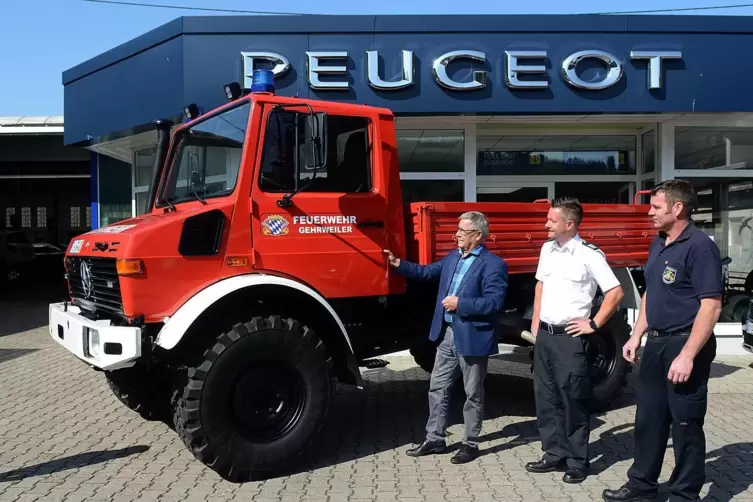 38 Jahre alt, aber nur 25.000 Kilometer auf dem Tacho: der neue Unimog der Feuerwehr Gehrweiler. Voller Stolz begutachten ihn (v