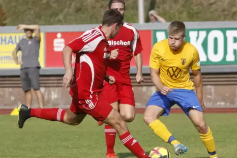 Knifflig: Björn Bauer von der SG Rockenhausen/Dörnbach (rechts) versucht sich gegen die ASV-Spieler Philipp Vogel (links) und Ni