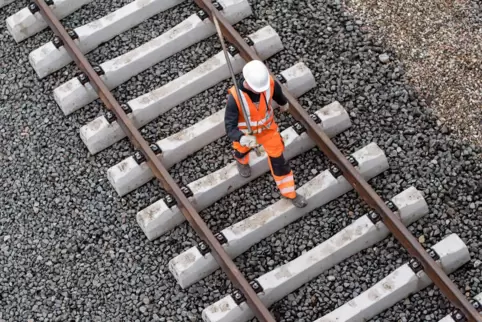Fragwürdige Arbeiten an den Bahnschienen. 