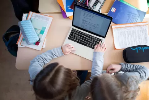 Das Programm des Bundes sieht vor, dass vor allem Schülerinnen und Schüler, die in ihrer Familie keinen Zugang zu einem Computer