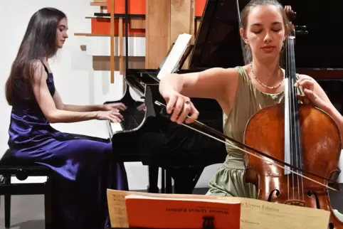 Adriana Schubert, Violoncello, und Juliane-Sophie Ritzmann, Klavier, proben seit zwei Jahren das Duettieren. 