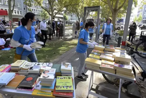 Viele Bürger machten mit und steuerten gleich zum Auftakt Bücher für den offenen Bücherschrank bei.