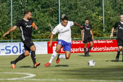Die Haare schön und schnell am Ball: Michael Müller vom TuS Hohenecken (im weißen Trikot). In der zweiten Halbzeit drehte er mäc