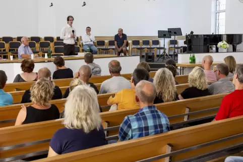 Die Belegschaft der Firma Dietrich und Söhne holte sich in einer Mitarbeiterversammlung am Samstag vom Anwalt Ben Zimmerling Unt