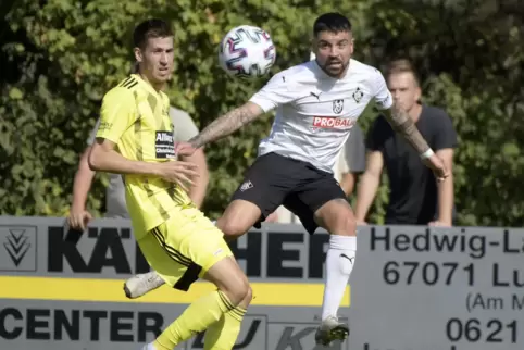 Arminias Außenbahnspieler Fabrizio Moncada (rechts) flankt. Der Dudenhofener und frühere Armine Jannik Styblo kommt einen Schrit