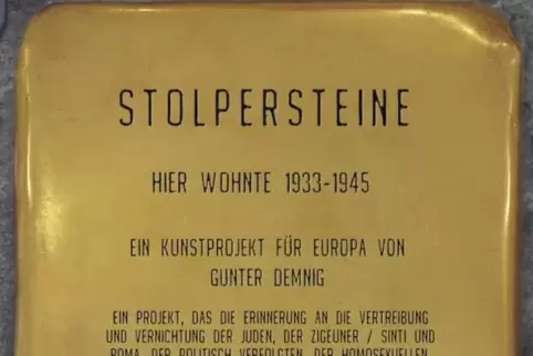 Kleine quadratische Steine im Pflaster sollen an Schicksale von Verfolgten erinnern. 