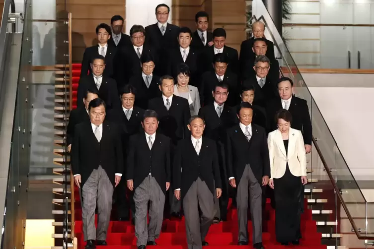 Die neue japanische Regierung: Auf den ersten Blick sieht man fast nur alte Männer.
