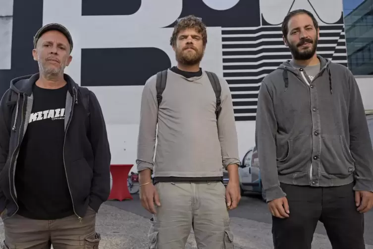 Die Sch&ouml;pfer des Wandgem&auml;ldes: Paris Koutsikos (von links), Greg Papagrigoriou und Chris Tzaferos.