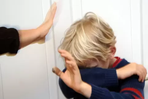 Den Verdacht, dass Kinder von ihren Eltern misshandelt werden, meldet in einem Drittel aller Fälle die Polizei. 