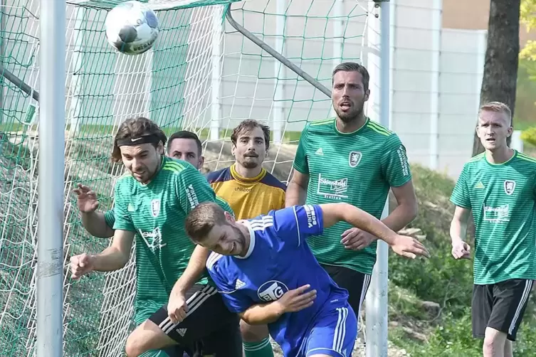 Die Versuche von Christian Ochßner (blaues Trikot) scheiterten an der guten Defensive des TuS Stetten.