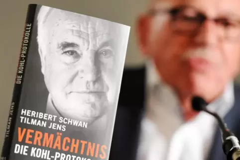 Der Autor Heribert Schwan präsentiert während einer Pressekonferenz das Buch „Vermächtnis. Die Kohl-Protokolle“. Dem Ghostwriter