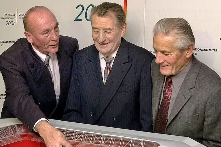 Bei der Bewerbung um Spiele der WM 2006 im Fritz-Walter-Stadion: Horst Eckel, Fritz und Ottmar Walter (von links).