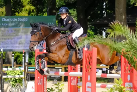 Charlotte Stuppi vom RSV Käshofen und Asterix auf dem Weg zum deutschen Meistertitel der U14-Springreiter bei der DJM in Riesenb