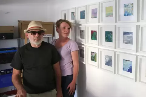 Sylvia Anyim und Jochen Dewerth aus Rehweiler in ihrem gemeinsamen Atelier. Im Bild zu sehen sind die Werke der Künstlerin.