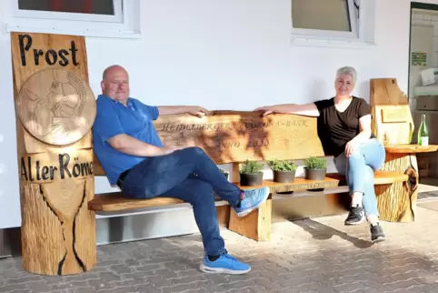 Die Friedensdenkmal-Wirte Christian und Dana Völlinger finden, die Corona-Bank sei ein Augenschmaus. 