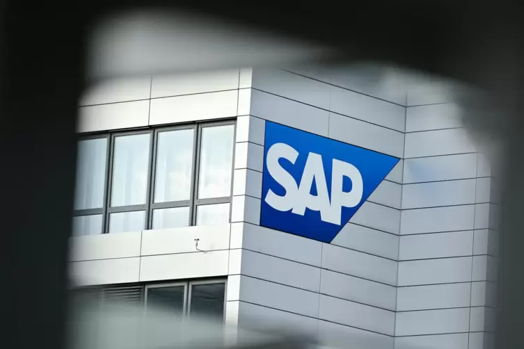 Walldorf: Ein Firmenlogo des Softwarekonzerns SAP ist an einem Firmengebäude angebracht. SAP beschäftigt in der Region Rhein-Nec