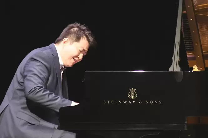 Erster Preisträger des Internationalen Beethoven-Wettbewerbs: Cunmo Yin. Erster Preisträger des Internationalen Beethoven-Wettbewerbs: Cunmo Yin.