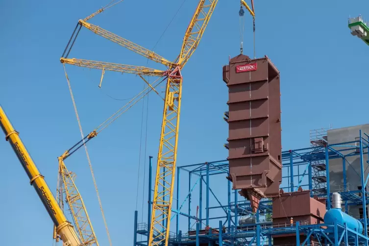 155 Tonnen wiegt die Kesselhälfte, die in das Stahlgerüst des Kraftwerks eingehängt wird.