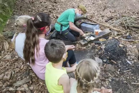 Bei einer Ferienaktion hier im Finsterbrunnertal lernen Kinder, wie man ohne Zündhölzer Feuer macht. Solche Angebote in freier N