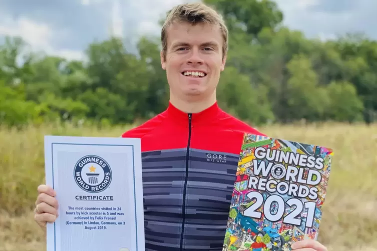 Rekordhalter Felix Frenzel mit seiner Urkunde und dem Cover des neuen Guinness-Buchs. 