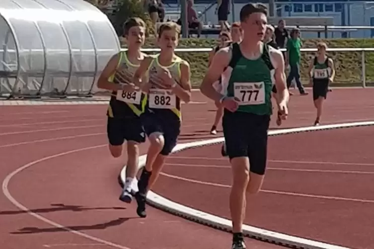 Das Spitzentrio im 800-Meter-Rennen der U18: Sebastian Renner (LCO Edenkoben) vor Jakob Jahn und Luka Schöfer (LAC Pirmasens).