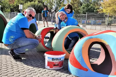 Graues Betonspielzeug wurde von Freiwilligen bunt angemalt – das war eines von vielen Projekten in Mutterstadt am Freiwilligenta