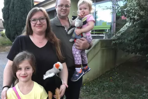 Wo bringt Familie Hieb – Franziska, Carolin, Alexander mit Patricia (von links) – nun die kleine Tochter unter? 