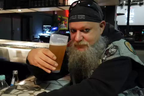 Eigentlich sollte Andreas „Neudi“ Neuderth Orgel spielen, doch früh entschied er sich für das Schlagzeug und die Richtung Heavy 