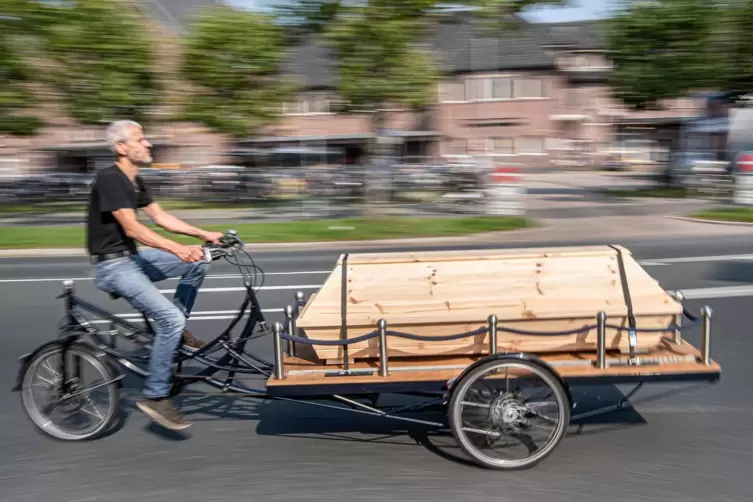 Der 60-jährige Künstler Michael Olsen hat aus ausrangierten Zustellrädern der Post ein Bestattungsfahrrad gebaut. 