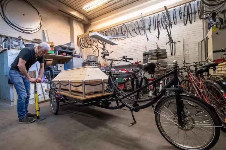 Der 60-jährige Künstler Michael Olsen hat aus ausrangierten Zustellrädern der Post ein Bestattungsfahrrad gebaut. 
