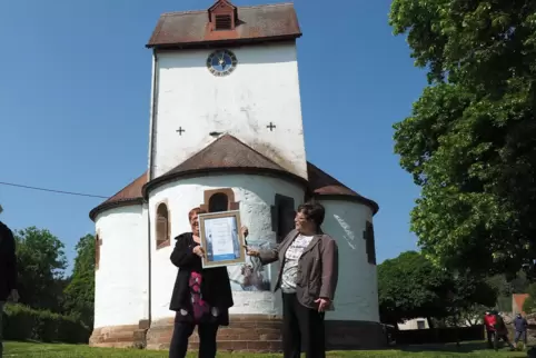 Pfarrerin Ines Weiland-Weiser (links) mit der Urkunde für die „Kirche des Jahres“. Rechts daneben Presbyterin Marliese Rauch. Pfarrerin Ines Weiland-Weiser (links) mit der Urkunde für die „Kirche des Jahres“. Rechts daneben Presbyterin Marliese Rauch.