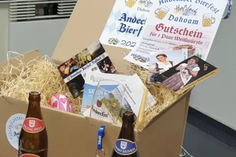 Wichtigste Zutaten vom Andechser Bier über Brezeln bis zum Vesperbrett enthalten: das „Trostpflaster-Packerl“. 