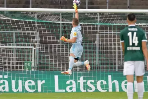 Daniel Batz reckt und streckt sich vergebens: Damjan Marceta (Nr. 14) hebt den Ball über den FCS-Keeper hinweg ins Gehäuse. Daniel Batz reckt und streckt sich vergebens: Damjan Marceta (Nr. 14) hebt den Ball über den FCS-Keeper hinweg ins Gehäuse.