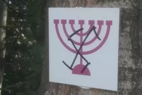 Ein Hakenkreuz an einer Hinweistafel.