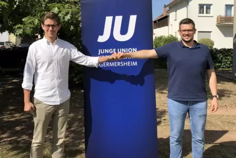 Christopher Hauß (links) ist neuer Vorsitzender der JU im Kreis Germersheim. Vorgänger Gregory Meyer bleibt im Vorstand. 