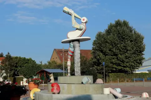 Am Jahrmarktsbrunnen sprudelt nichts mehr. Das Becken ist undicht, die Farben sind verblasst.