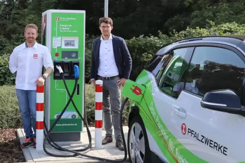 Neue Säule in Dudenhofen: Rewe-Marktbetreiber Marcel Ettner (links) und Andreas Memmer von den Pfalzwerken.