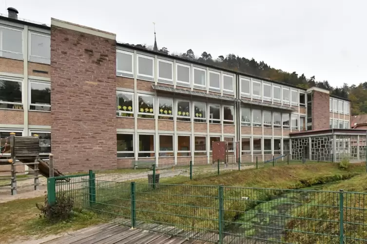 Marode: die Heinrich-Weintz-Schule in Elmstein.