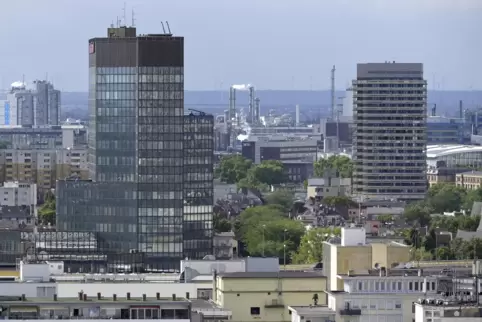 Noch prägt der Rathausturm das Stadtbild (dahinter sind Hemshof-Center und BASF zu sehen).