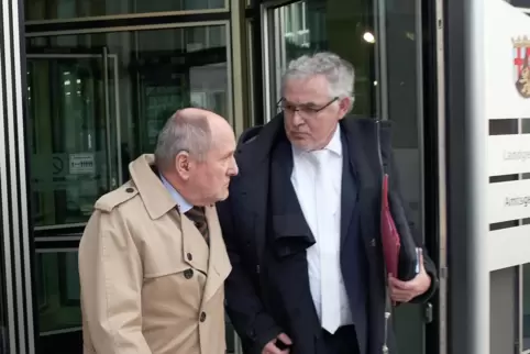 Ex-Minister Deubel und sein Verteidiger Rüdiger Weidhaas. 