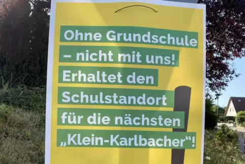 Erhaltet den Schulstandort: Plakat in Kleinkarlbach. 